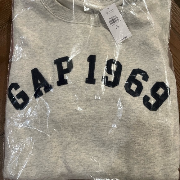 Kids GAP Sweatshirt - Picture 2 of 2